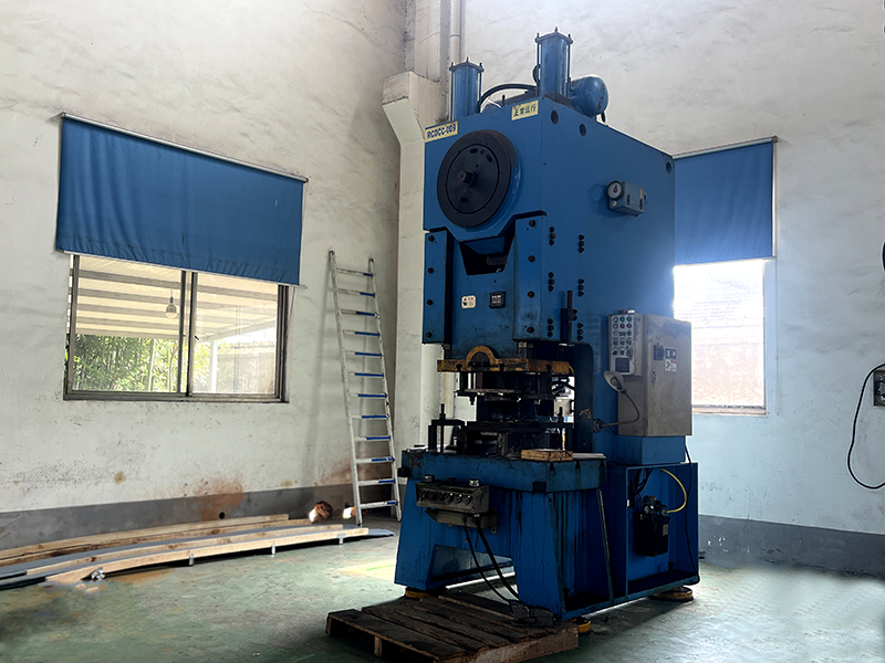 160吨冲床 放在激光切割机后面 (2).JPG